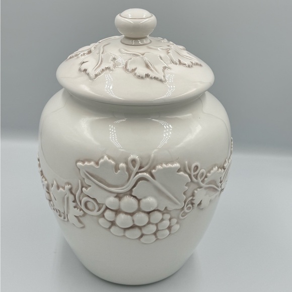 Seattle Inspirado Stonelite Antique White Cookie Jar Grapes/Vine Design - Picture 2 of 8